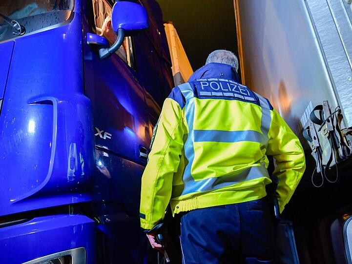 Polizisten führen am späten Abend an der Autobahnraststätte Kraichgau-Süd eine präventive Alkoholkontrolle bei Fahrern von Lastkraftwagen durch.