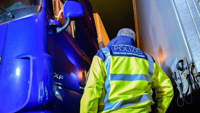 Polizisten führen am späten Abend an der Autobahnraststätte Kraichgau-Süd eine präventive Alkoholkontrolle bei Fahrern von Lastkraftwagen durch. Polizisten führen am späten Abend an der Autobahnraststätte Kraichgau-Süd eine präventive Alkoholkontrolle bei Fahrern von Lastkraftwagen durch.