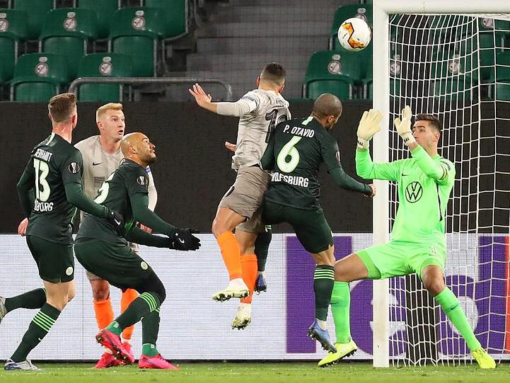 Júnior Moraes von Schachtjor Donezk erzielt per Kopf das Tor zum 0:1 für die Gäste. Torwart Koen Casteels vom VfL Wolfsburg und sein Teamkollege Paulo Otavio können den Treffer nicht verhindern.