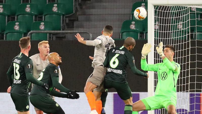 Júnior Moraes von Schachtjor Donezk erzielt per Kopf das Tor zum 0:1 für die Gäste. Torwart Koen Casteels vom VfL Wolfsburg und sein Teamkollege Paulo Otavio können den Treffer nicht verhindern. Júnior Moraes von Schachtjor Donezk erzielt per Kopf das Tor zum 0:1 für die Gäste. Torwart Koen Casteels vom VfL Wolfsburg und sein Teamkollege Paulo Otavio können den Treffer nicht verhindern.