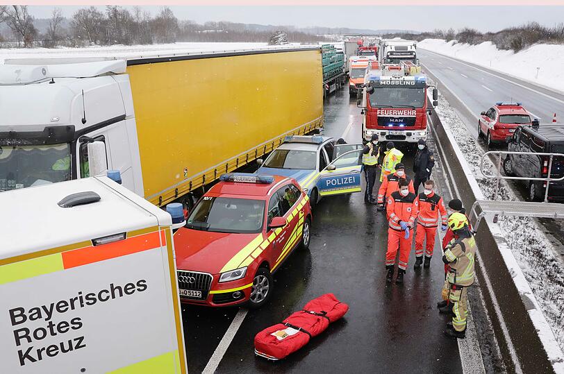 Der Fahrer des Pickups (54) und seine 20 Jahre alte Beifahrerin wurden bei dem Unfall schwer verletzt und kamen mit je einem Rettungshubschrauber ins Krankenhaus.