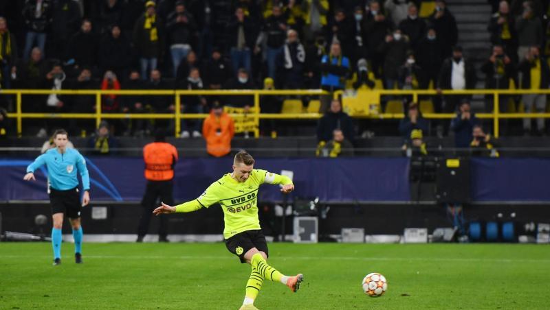 Marco Reus (rechts) schießt per Strafstoß das Tor zum 2:0 für den BVB. Marco Reus (rechts) schießt per Strafstoß das Tor zum 2:0 für den BVB.