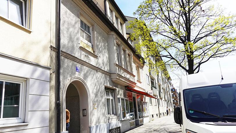 Ein Kleinod hineingequetscht zwischen Neubauten: Das Haus an der Schleißheimer Straße 314 ist denkmalwürdig, sagen Experten. Ein Kleinod hineingequetscht zwischen Neubauten: Das Haus an der Schleißheimer Straße 314 ist denkmalwürdig, sagen Experten.