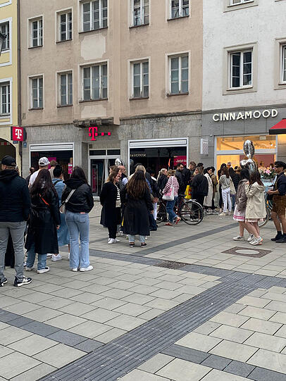 Die Schlange am vergangenen Samstag, als die Münchner Filiale eröffnet hat.