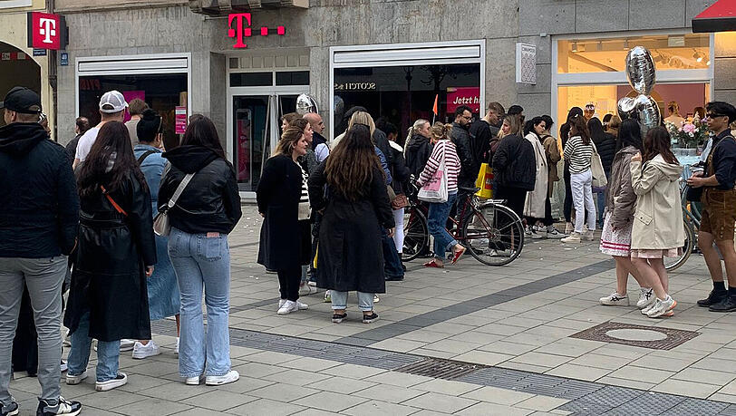 Die Schlange am vergangenen Samstag, als die Münchner Filiale eröffnet hat. Die Schlange am vergangenen Samstag, als die Münchner Filiale eröffnet hat.