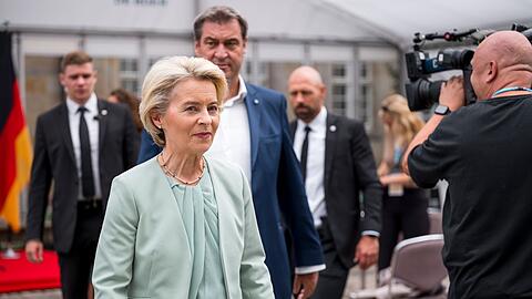 Ursula von der Leyen (l, CDU) und Markus Söder (r, CSU) kommen zur Pressekonferenz.