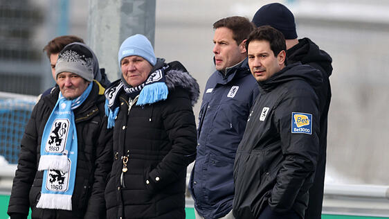 Beobachtet seine Jungs. Neu-Trainer Argirios Giannikis (rechts) auf Trainings-Platz 2 an der Grünwalder Straße.