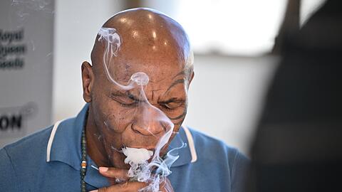 Mike Tyson, Boxer und Unternehmer, rauchte am Freitag an einem Stand der Cannabis-Messe Mary Jane einen Joint.