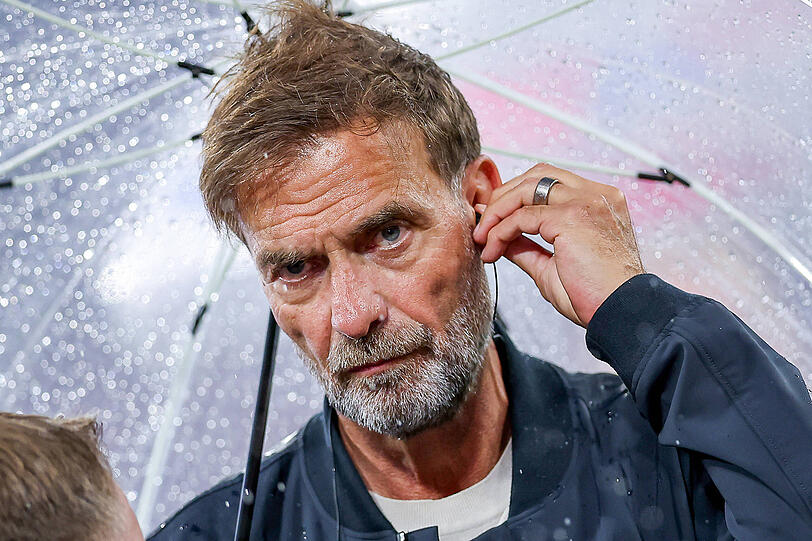 Genau zuhören: Jürgen Klopp bei Bayerns Auftaktspiel im TV-Einsatz. Genau zuhören: Jürgen Klopp bei Bayerns Auftaktspiel im TV-Einsatz.