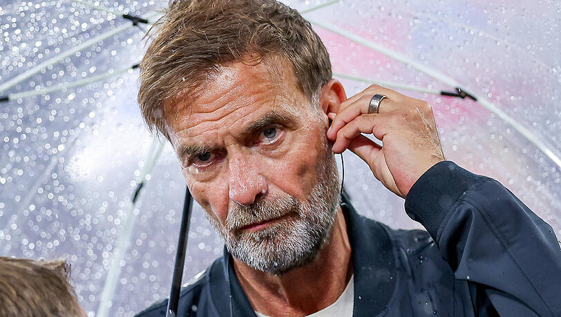 Genau zuhören: Jürgen Klopp bei Bayerns Auftaktspiel im TV-Einsatz. Genau zuhören: Jürgen Klopp bei Bayerns Auftaktspiel im TV-Einsatz.