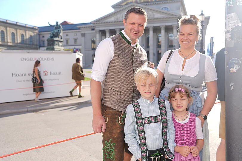 In fescher Tracht verfolgt die Familie jedes Jahr den Umzug. In fescher Tracht verfolgt die Familie jedes Jahr den Umzug.