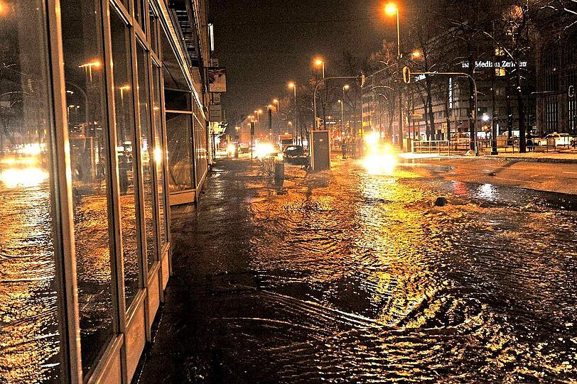 Dramatische Bilder: Montagmorgen stand die Sonnenstraße völlig unter Wasser.