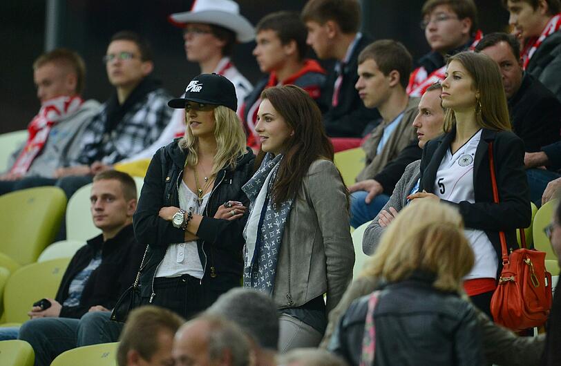 Brandner, Podolski, Löw und Co. - die Frauen der DFB-Kicker wollen ihre Jungs gegen Griechenland ins Halbfinale jubeln - die Bilder.