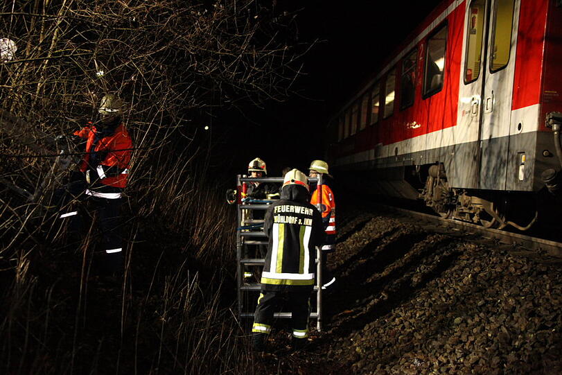 Die Feuerwehr evakuierte die Fahrgäste. Die Bilder vom Einsatzort.