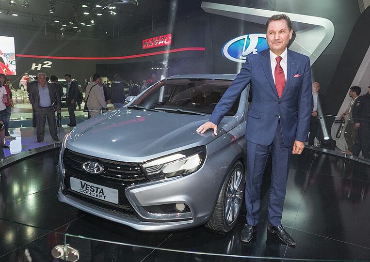 Lada-Chef Bo Andersson stellt den Vesta vor.