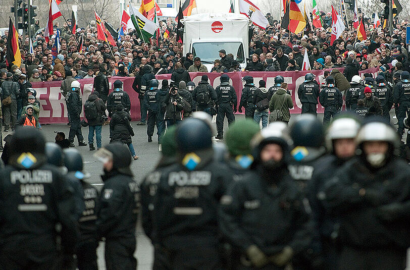 1.300 Polizisten begleiten die Anti-Flüchtlings-Kundgebung.