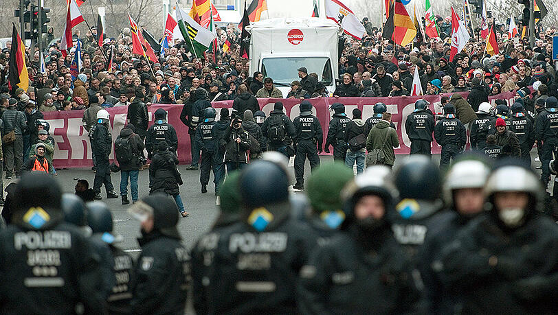 1.300 Polizisten begleiten die Anti-Flüchtlings-Kundgebung. 1.300 Polizisten begleiten die Anti-Flüchtlings-Kundgebung.