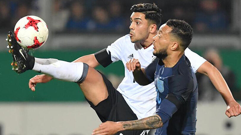 Nadiem Amiri (l) im Zweikampf mit Englands Lewis Baker.