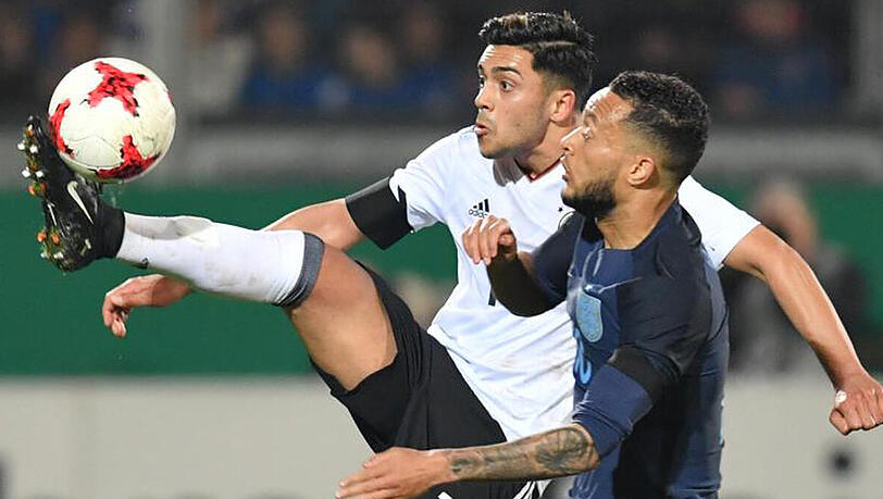 Nadiem Amiri (l) im Zweikampf mit Englands Lewis Baker. Nadiem Amiri (l) im Zweikampf mit Englands Lewis Baker.