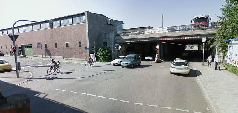 Hier, wo Thalkirchner Straße und Tumblinger Straße zusammenführen, fiel nach dem Unfall die Ampel aus.