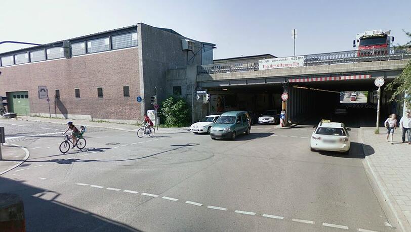 Hier, wo Thalkirchner Straße und Tumblinger Straße zusammenführen, fiel nach dem Unfall die Ampel aus. Hier, wo Thalkirchner Straße und Tumblinger Straße zusammenführen, fiel nach dem Unfall die Ampel aus.