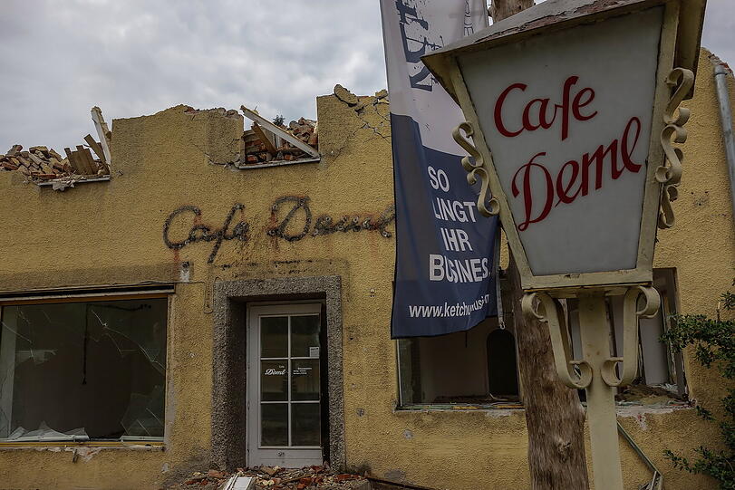 Trostlose Baustelle: Hier fallen die Mauern des alten Café-Deml-Hauses.