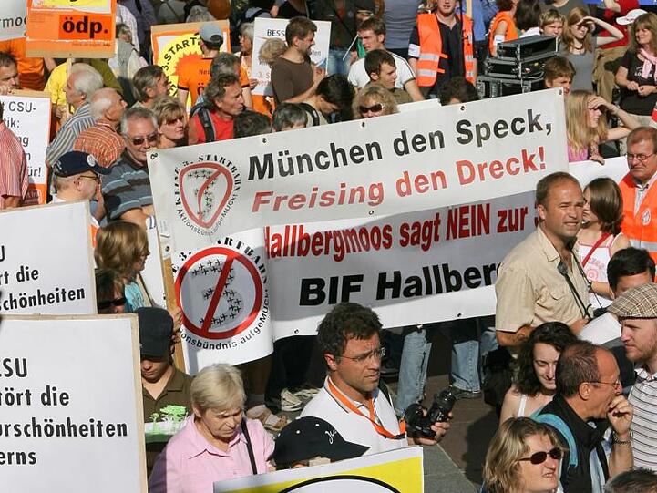 Demonstrationen gegen die Isentalautobahn auf dem Marienplatz in München. (Archivbild)