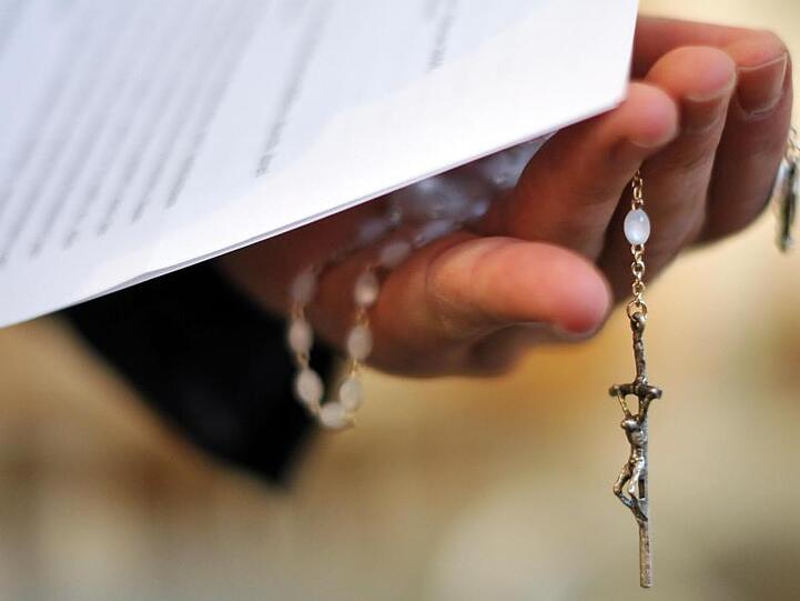 82 Prozent der Befragten sind dafür, den Zölibat abzuschaffen, so dass katholische Priester selbst entscheiden dürfen, ob sie heiraten oder nicht.