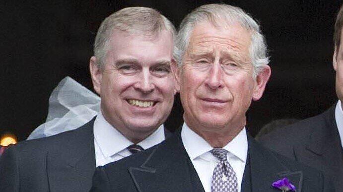 Prinz Andrew (l.) muss sich für die Vergleichszahlung im Missbrauchsprozess um Virginia Giuffre Geld von Prinz Charles leihen.