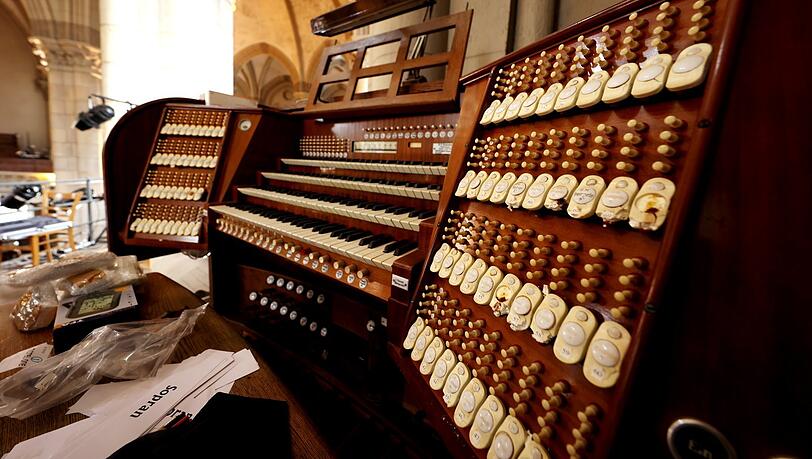 Am historischen Spieltisch der Steinmeyer-Orgel müssen die Register-wippen saniert werden - und das marode Kabelsystem sowieso. Am historischen Spieltisch der Steinmeyer-Orgel müssen die Register-wippen saniert werden - und das marode Kabelsystem sowieso.