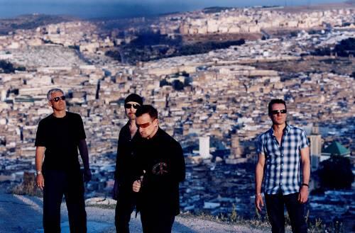 Bassist Adam Clayton, Gitarrist The Edge, Sänger Bono und Drummer Larry Mullen jr. (von links) vor der Kulisse der marokkanischen Stadt Fez.