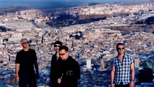 Bassist Adam Clayton, Gitarrist The Edge, Sänger Bono und Drummer Larry Mullen jr. (von links) vor der Kulisse der marokkanischen Stadt Fez. Bassist Adam Clayton, Gitarrist The Edge, Sänger Bono und Drummer Larry Mullen jr. (von links) vor der Kulisse der marokkanischen Stadt Fez.