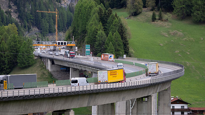 Autos und Lkw fahren über den Brenner (Brennerautobahn A13). Die A13 ist beinahe ganztags gesperrt. Autos und Lkw fahren über den Brenner (Brennerautobahn A13). Die A13 ist beinahe ganztags gesperrt.