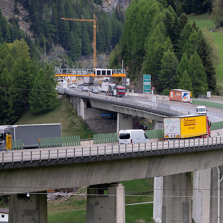 Autos und Lkw fahren &uuml;ber den Brenner (Brennerautobahn A13). Die A13 ist beinahe ganztags gesperrt.