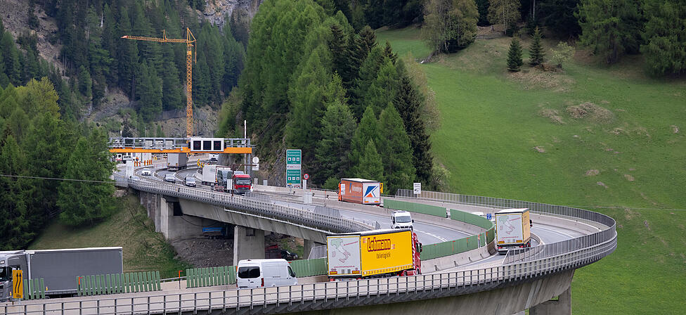 Autos und Lkw fahren &uuml;ber den Brenner (Brennerautobahn A13). Die A13 ist beinahe ganztags gesperrt.