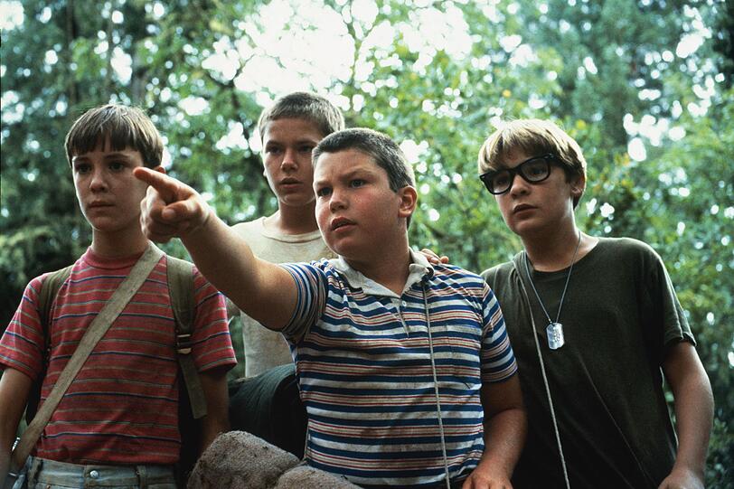 Die vier Freunde (von links) Gordie (Wil Wheaton), Chris (River Phoenix), Vern (Jerry O'Connell) und Teddy (Corey Feldman) treffen sich, um gemeinsam nach der Leiche eines vermissten Jungen zu suchen. Die vier Freunde (von links) Gordie (Wil Wheaton), Chris (River Phoenix), Vern (Jerry O'Connell) und Teddy (Corey Feldman) treffen sich, um gemeinsam nach der Leiche eines vermissten Jungen zu suchen.