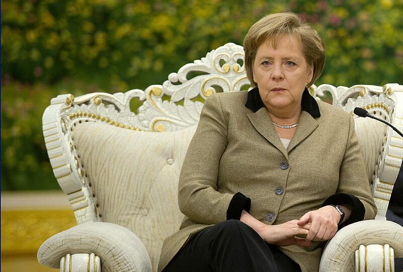 "Mömpf, Finger schmerzt immer noch und jetzt will mir Ausschuss-Vorsitzender Wu auch noch weismachen, ich solle mich freuen: 40. Jahrestag unserer diplomatischen Beziehungen dieses Jahr. Weinen könnte ich! Dieses Jahr gehen Hu und Wen in den Ruhestand! Weiß doch kein Mensch, wie's dann hier weitergehen soll!"