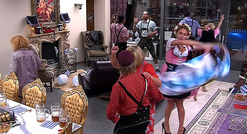 Oktoberfest-Stimmung im Big Brother Haus: Die Belohnung für ein von Natalia gewonnenes Match.