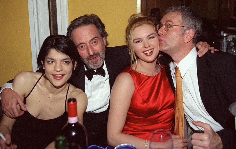 Filmreif: Beim Filmball &lsquo;99 amüsiert sich Vroni Ferres mit ihrem damaligen Lebensgefährten Helmut Dietl, Harald Schmidt und Jasmin Tabatabai (l.).