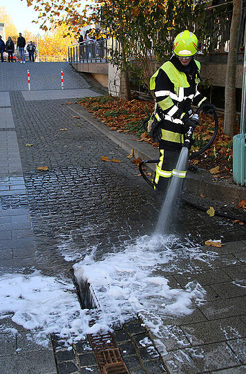 Bilder vom Feuerwehreinsatz in Waldkraiburg am Montag. Trockenes Laub sorgte für einen kleinen Brand in einer Abwasserrinne.