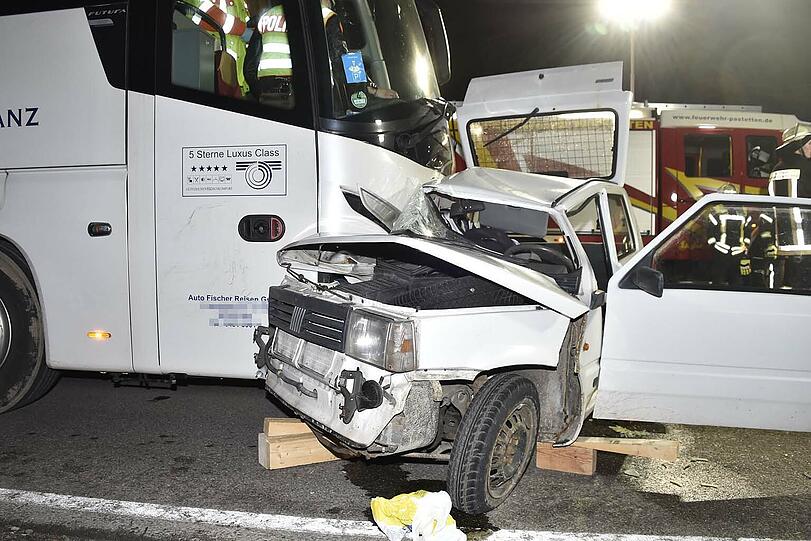 Ein 60-jähriger Fiat-Fahrer hatte einen Bus mit Flüchtlingen übersehen - die Beifahrerin starb, ein Kind wurde schwer verletzt.