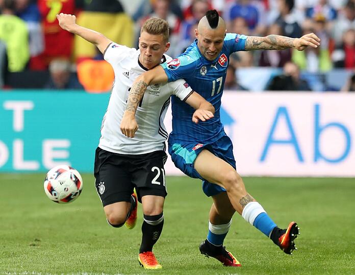 JOSHUA KIMMICH: NOTE 4.
Drittes Länderspiel, im Grunde mehr Außenstürmer denn  
Rechtsverteidiger. Flanken okay, aber nach hinten gegen Weiss  
manchnmal zweiter Sieger, auch in Kopfbällen oft unterlegen. Gelb für  
Handspiel gegen Hamsik (46.). Tendenz: Im Viertelfinale verteidigt  
Höwedes rechts.