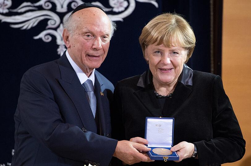 Angela Merkel bekam am Mittwoch die Ohel-Jakob-Medaille in Gold überreicht - die höchste Auszeichnung der israelitichen Kultusgemeinde.