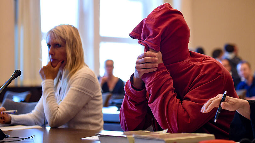 Der 21-jähriger Angeklagte aus den Niederlanden wartet im Gerichtssaal auf den Beginn der Verhandlung.