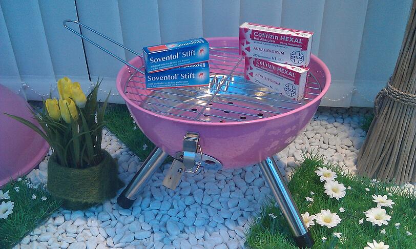 Nette Deko-Idee in der Corneliusstraße: In einer Apotheke zaubern rosa Grills sommerlichen Charme.