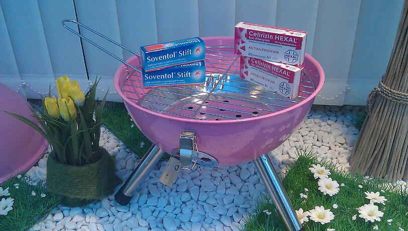 Nette Deko-Idee in der Corneliusstraße: In einer Apotheke zaubern rosa Grills sommerlichen Charme. Nette Deko-Idee in der Corneliusstraße: In einer Apotheke zaubern rosa Grills sommerlichen Charme.