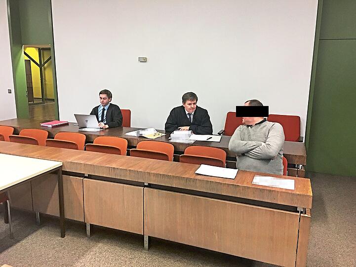 Der mutmaßliche Dealer und seine Anwälte.