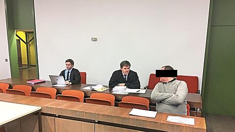 Der mutmaßliche Dealer und seine Anwälte.