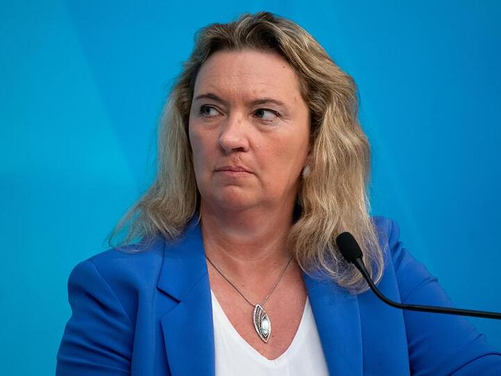 Kerstin Schreyer (CSU), Verkehrsministerin von Bayern, nimmt an einer Pressekonferenz teil. Foto: Sven Hoppe/dpa-POOL/dpa/Archivbild