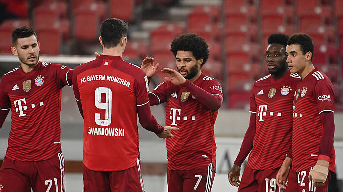 Dreierpacker Serge Gnabry (m.) und Doppelpacker Robert Lewandowski (2.v.l.) schossen Bayern in Stuttgart zum 5:0-Sieg.